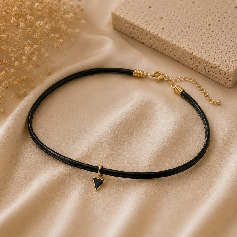 Naszyjnik, czarny choker z ozdobnym trójkącikiem N275