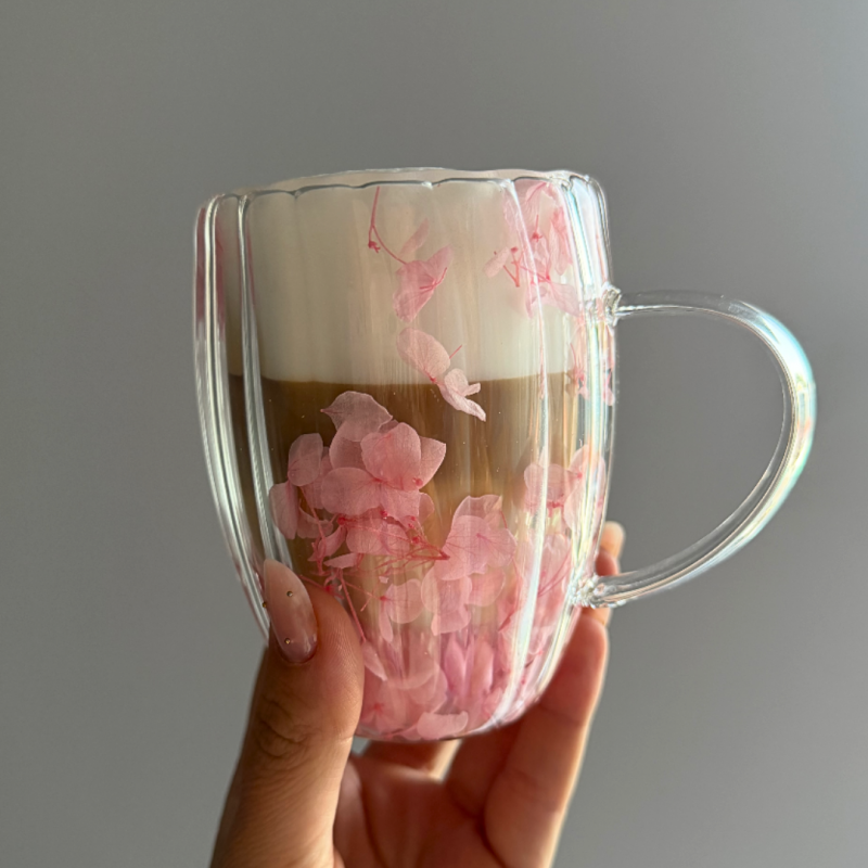Szklanka termiczna ryflowana z kwiatami w środku, gipsówka róż 300 ml 1szt SZK157